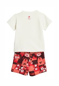 Camiseta blanca de manga corta con los logotipos rojos de Adidas y Disney; pantalones cortos rojos con un diseño estampado de personajes de dibujos animados y formas.