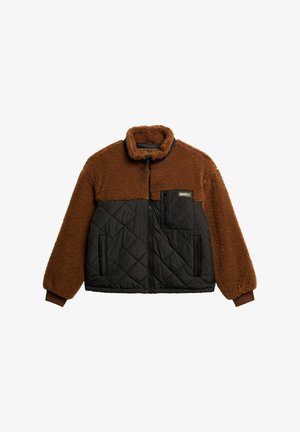 Bruine fleece jas met een zwart doorgestikt onderste gedeelte, ritssluiting, opstaande kraag en één borstzak met rits. Geheel van gestructureerde stof.