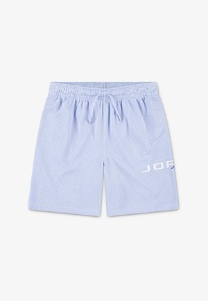 Vaaleansiniset urheilushortsit, jotka on valmistettu verkkokankaasta. Niissä on joustava vyötärönauha ja valkoinen logo vasemmalla puolella.