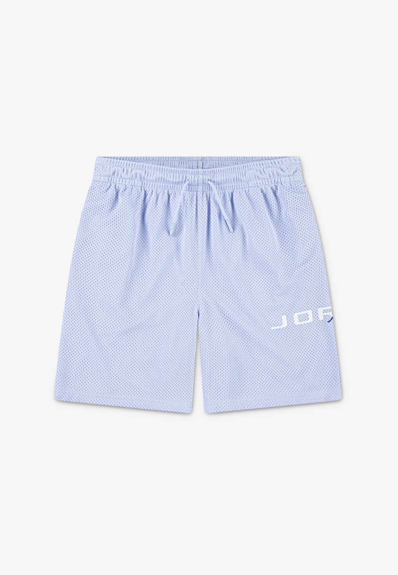Ανοιχτού μπλε αθλητικά σορτς κατασκευασμένα από διχτυωτό ύφασμα, με ελαστική μέση και λευκό λογότυπο στην αριστερή πλευρά.