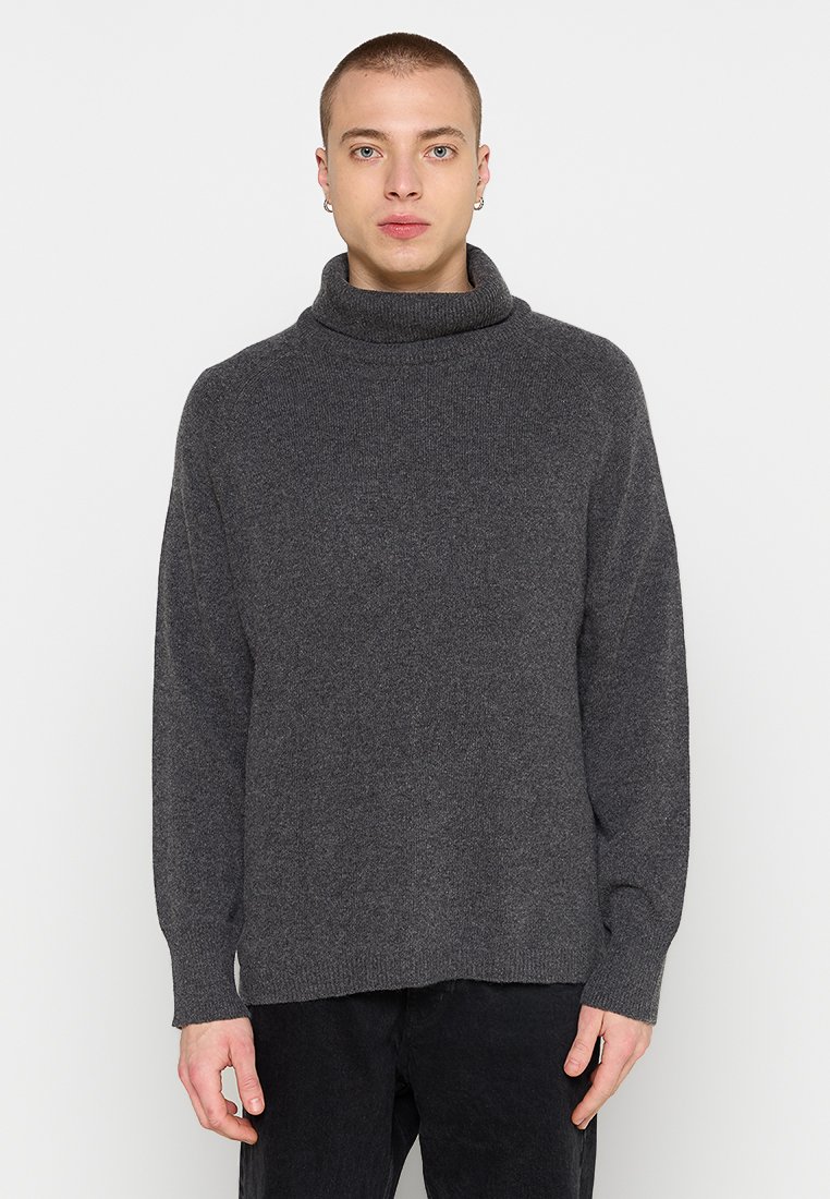 Dunkelgrauer Rollkragenpullover aus weichem Strickmaterial. Besitzt eine lockere Passform, lange Ärmel und einen hohen, gerippten Kragen.