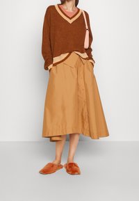 Rejina Pyo Stickad tröja - brown