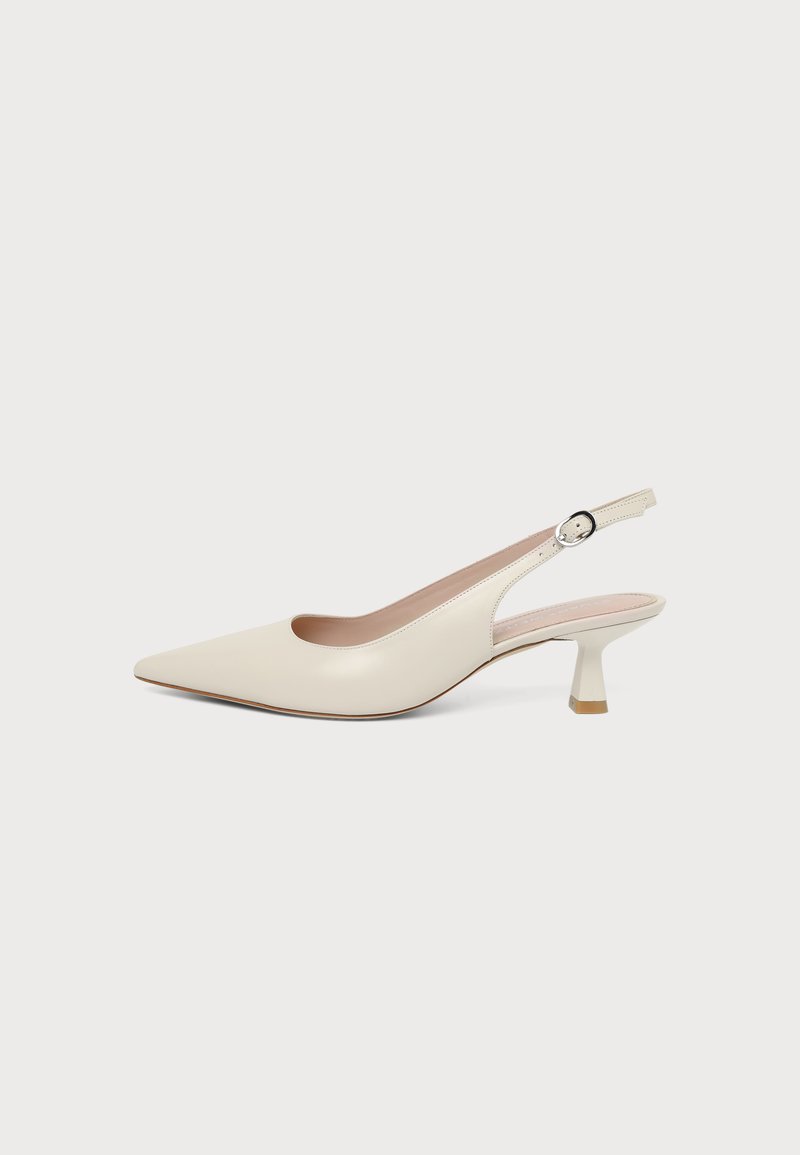 Παπούτσι slingback εκρού, με μυτερή μυτή, μικρό καμπυλωτό τακούνι τύπου kitten heel και ρυθμιζόμενο λουράκι με αγκράφα.