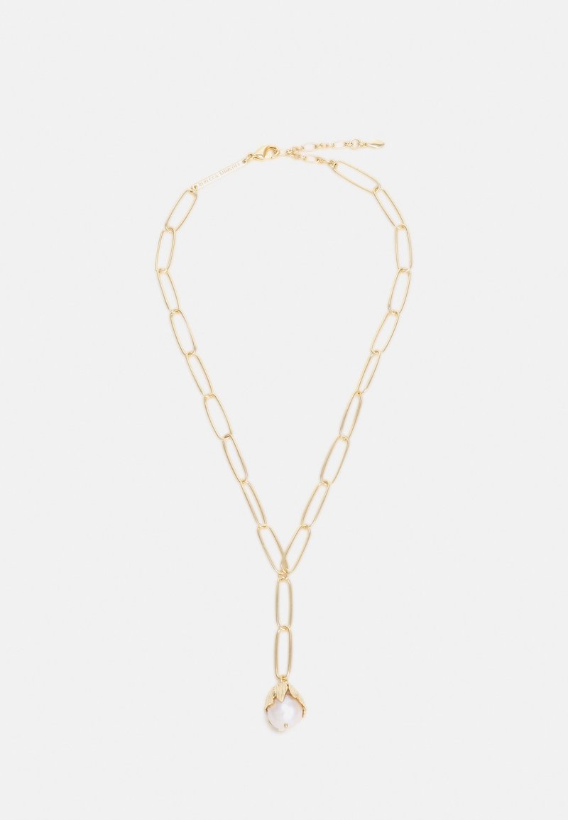 Collier chaîne en or avec des maillons allongés et un pendentif unique en perle blanche irrégulière, maintenu par des fermoirs en forme de pétales d'or.