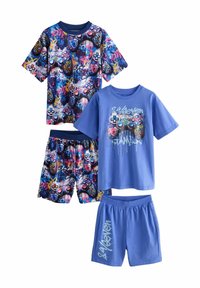 Zwei Sets Kinderpyjamas: eines mit einem mehrfarbigen Grafikdruck mit Spielthemen; das andere ist ein einfarbiges Blau mit Textelementen.