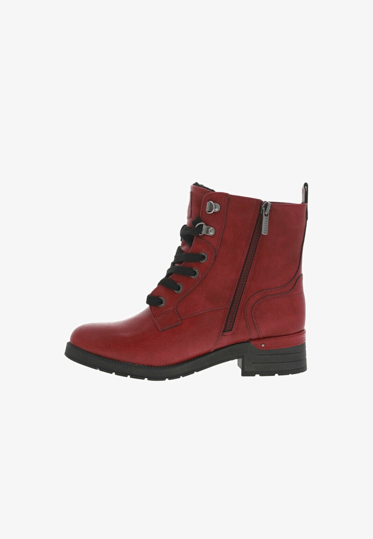 Bottine rouge en cuir texturé, dotée de lacets noirs, d'une fermeture éclair sur le côté et d'un talon bas, avec des accents matériels minimalistes.