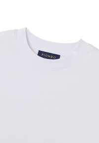 Witte katoenen t-shirt met een ronde hals en ribbel-details, met een marineblauw label met de tekst "PIOMBO" in gouden letters.