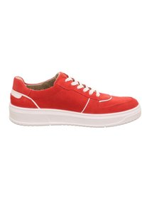 Rote Wildledersneaker mit weißen Schnürsenkeln, gepolsterter weißer Sohle und subtilen seitlichen Details. Runde Form, strukturiertes Material und Low-Top-Design.