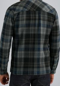 Flanellen shirt in zwart, grijs en blauw ruitpatroon. Beschikt over dubbele knoopmanchetten en een gebogen yoke ontwerp op de achterkant, gestructureerde stof.