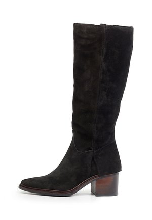 Schwarzer Wildleder kniehoher Stiefel mit Blockabsatz und spitzer Zehe, auf weißem Hintergrund dargestellt.