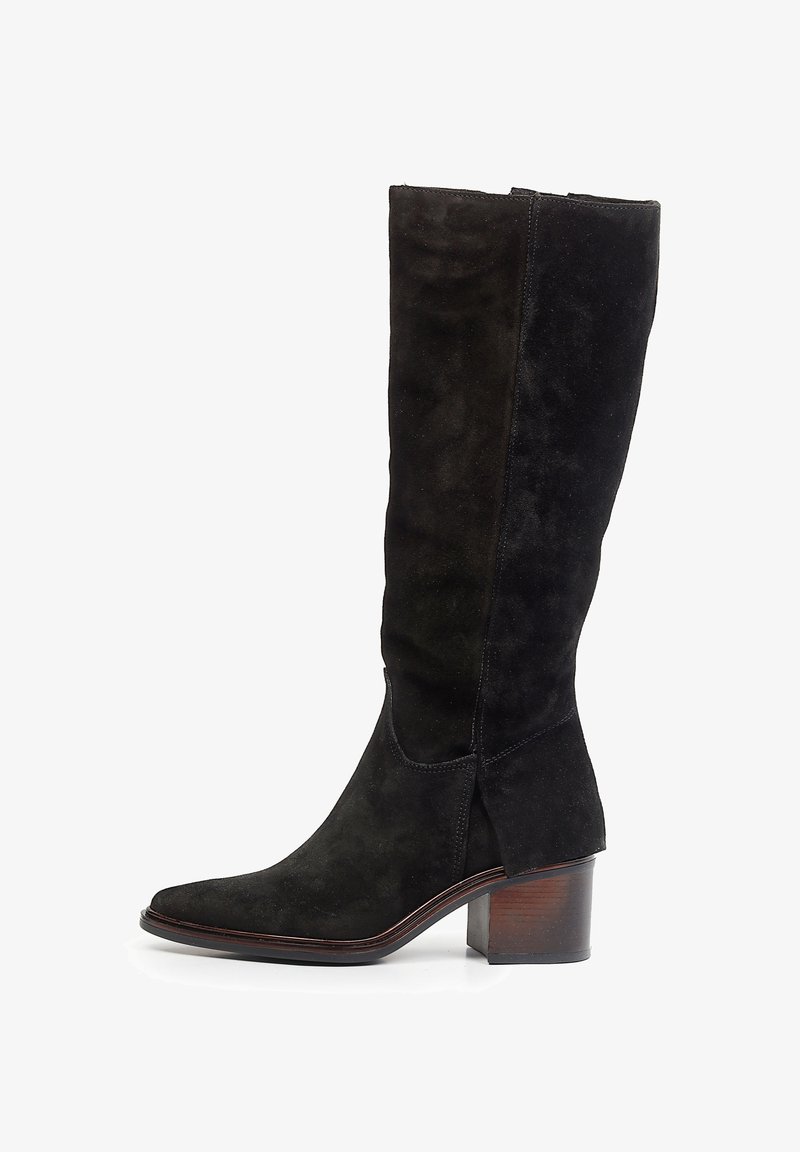 Botte haute noire en daim avec talon bloc et bout pointu, présentée sur fond blanc.