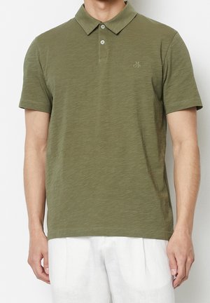 Oliwkowo-zielona koszulka polo wykonana z lekkiego materiału, z klasycznym kołnierzykiem, krótkimi rękawami oraz subtelnym logo po lewej stronie na piersi.