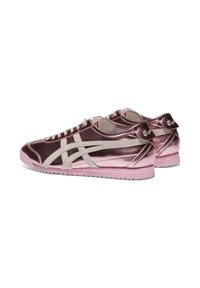 Sneakers metallici rosa con accenti bianchi, caratterizzati da un design elegante, punta arrotondata e logo distintivo sul tallone.
