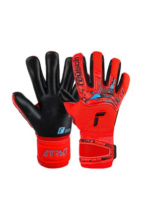 Rote und schwarze Reusch Torwarthandschuhe mit strukturiertem Grip, verstellbaren Handgelenksriemen und blauen Logodetails auf der Rück- und Handflächenseite.