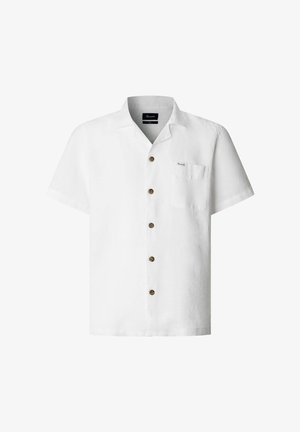 Camicia bianca a maniche corte con bottoni marroni e una piccola tasca frontale su uno sfondo bianco semplice.