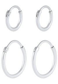 Set med fyra silverörhängen med ringar, med en slät yta, cirkulär design och olika storlekar, med en stämpel som intygar äkthet.