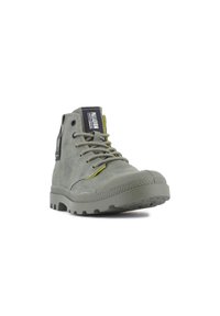 Graue Canvas-Ankle-Boots mit gelben Akzenten, runde Zehenpartie, Gummisohle und mehrfarbigem Label auf der Zunge. Strukturierte Oberfläche und Schnürsenkel.