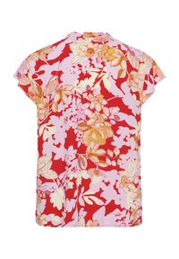 Bluza s cvetnim vzorcem v rožnatih, rdečih in kremnih odtenkih, kratkimi rokavi in okroglo izrezom s rahlim nabrano zadnjim delom.