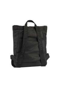 Mochila negra de nylon con correas ajustables, un asa en la parte superior y acentos de logo en relieve. Presenta un cierre con cremallera y un diseño estructurado.