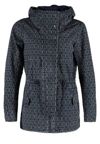 Marinblåmönstrad jacka med högkrage, framknäppning, två sidfickor och justerbara dragskor vid midjan och ärmsluten.