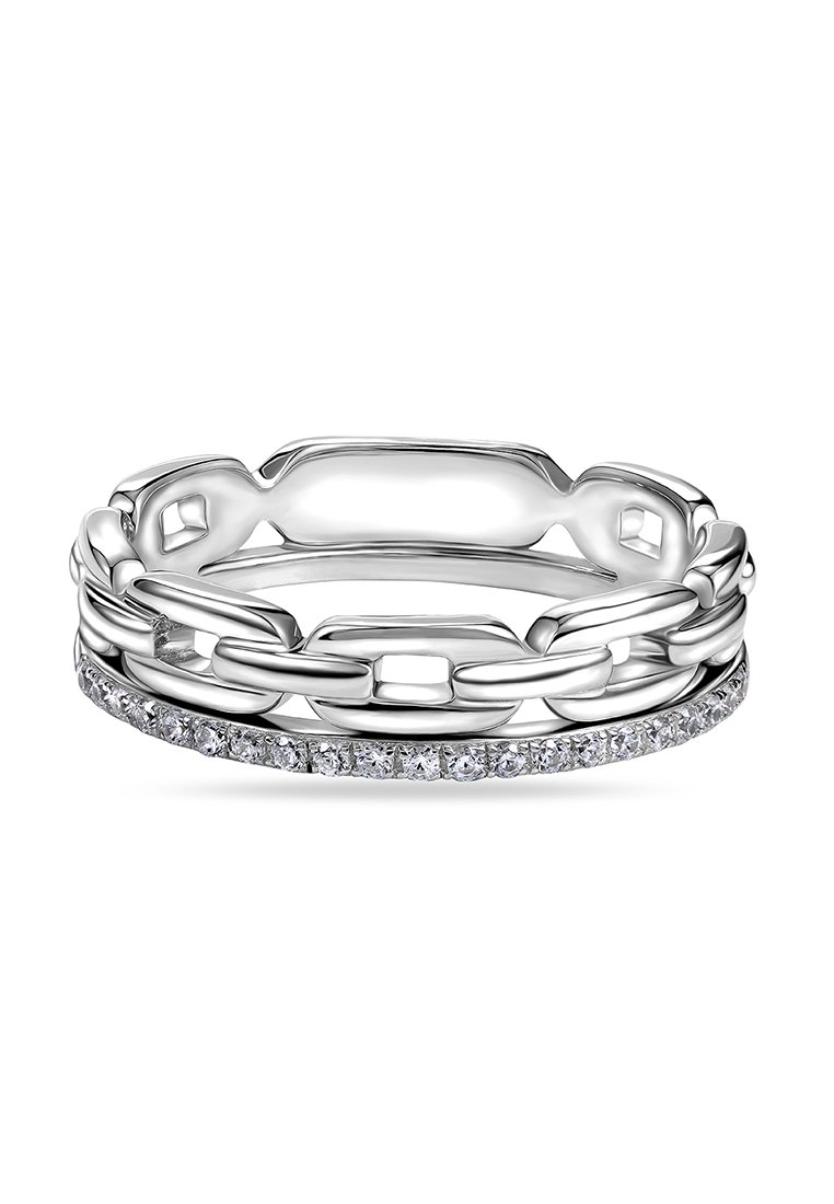 Bague en argent présentant un design en maillons de chaîne, une bande lisse et polie, et une rangée de petits gemmes transparentes en accent le long du bas.