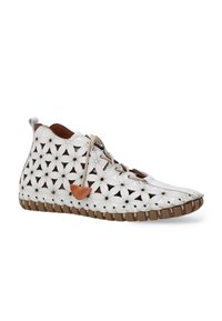 Witte enkelschoenen met uitgesneden geometrische patronen, bruine rubberen zool en beige veters. Heeft een kleine bruine leren accent.