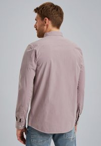Camicia a maniche lunghe in leggero mauve, realizzata in tessuto morbido, con colletto a punta, polsini con bottone e orlo curvo; vista posteriore mostrata.