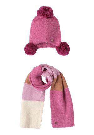 Cappello di pile rosa con pompon e sciarpa coordinata in rosa, rosa chiaro, marrone e crema, caratterizzata da motivi a blocchi e una texture morbida.