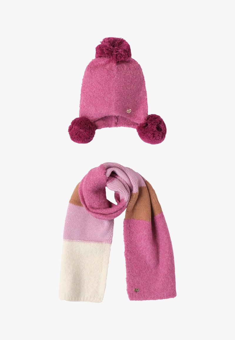 Roze fleece muts met pompons en een bijpassende sjaal in roze, lichtroze, bruin en crème, met blokpatronen en een zachte textuur.