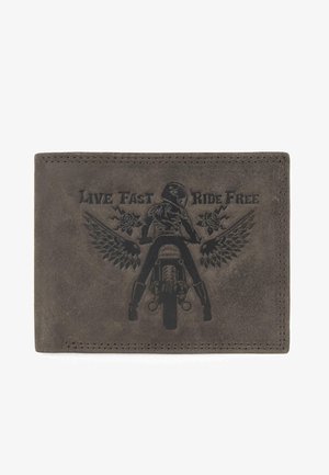 Cartera de cuero marrón con superficie texturizada, texto en relieve "Vive rápido, monta libre" y un diseño de un motorista con alas y rosas.