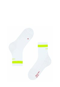 Dwie białe skarpetki są ustawione ukośnie, mają neonowożółty pasek i czerwone logo z napisem "FA FALKE". Na jednej z skarpetek znajduje się litera "R".