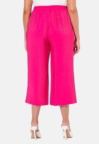 Roze, lichte culotte-broeken met een elastische tailleband, cropped lengte en een gladde, gekreukelde textuur. Geschikt voor casual draag.