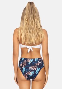 Majtki bikini z wysokim stanem w kolorze granatowym, w kwiatowy wzór w jasnoniebieskim i różowym kolorze, w zestawie z białym bandeau z wiązaniem na plecach.