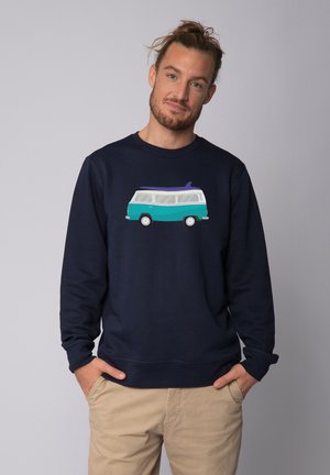 Marine sweatshirt met een grafisch ontwerp van een turquoise en witte bus met een surfplank bovenop, gemaakt van katoenmix.