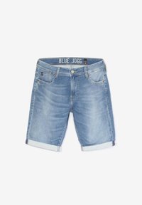 Shorts en denim bleu clair avec un ourlet retroussé. Comprend cinq poches et une étiquette "BLUE JOGG" à la taille. Texture déchirée.