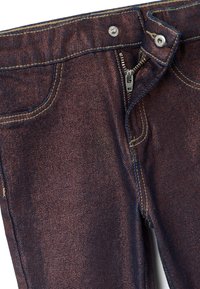 Dunkelblaue Jeans aus Denim mit Reißverschluss, Knopfverschluss in der Taille und traditionellem Design mit vier Taschen. Auffällige Nähte.