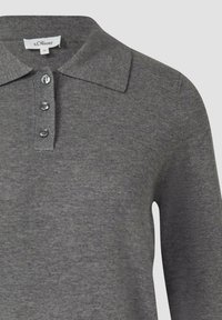 Graues Poloshirt mit klassischem Kragen und dreiknöpfiger Knopfleiste. Aus weichem Stoff gefertigt, mit glatter Textur und dezentem Strickmuster.