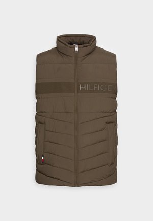 Bruine gewatteerde mouwloze bodywarmer met rits aan de voorkant, hoge kraag, zijzakken en "HILFIGER" logo op de borst.
