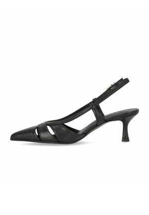 Scarpa slingback in pelle nera con punta appuntita, dettagli traforati sulla tomaia e tacco medio curvo su sfondo bianco.