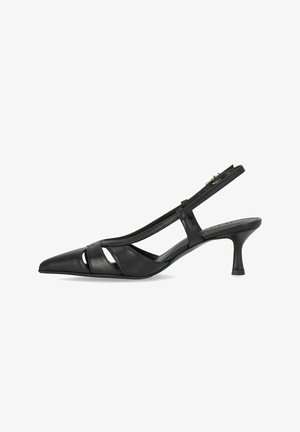 Scarpa slingback in pelle nera con punta appuntita, dettagli traforati sulla tomaia e tacco medio curvo su sfondo bianco.