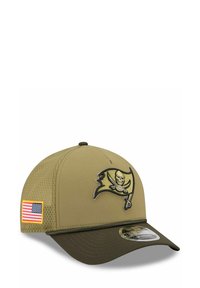 Olivgrüne Kappe mit gebogenem Schirm, ausgestattet mit einem schwarzen und goldenen Piratenlogo, strukturierten Netzeinsätzen an den Seiten und einem kleinen USA-Flaggen-Patch.