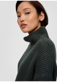 s.Oliver STEHKRAGEN - Strickkleid - olivgrün