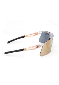 Okulary przeciwsłoneczne z półprzezroczystą, jasnopomarańczową oprawką, czarnymi gumowymi zausznikami oraz lustrzanymi brązowymi soczewkami w odważnym, kanciastym designie.