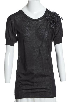 Schwarzes kurzärmeliges Stricktop mit rundem Ausschnitt und dekorativer schwarzer Blumenverzierung auf der linken Schulter.