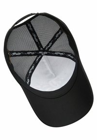 Svart keps med rund skärm, nätinredning och svart branding. Har en strukturerad design och slät textur.