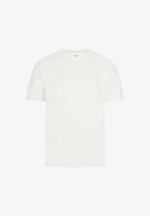 Weißes Baumwoll-T-Shirt mit Rundhalsausschnitt und kurzen Ärmeln, auf der Vorderseite mit einem dezenten, eingeprägten "GUESS"-Logo versehen.