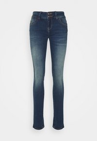Pantalones ajustados de mezclilla, con un lavado azul oscuro y desgastado, dos cierres de botón y detalles de costura sutiles en los bolsillos.
