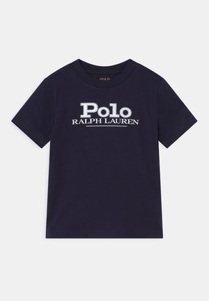 Granatowy T-shirt z krótkim rękawem z białym napisem „Polo Ralph Lauren” na środku przodu.