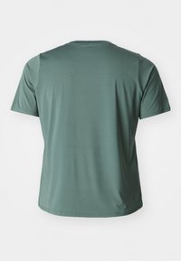 Zaļš īsām piedurknēm t-krekls, izgatavots no gludas, vieglas auduma. Klasisks apaļais kakls ar vienkāršu, bez rotājumiem dizainu un brīvu piegriezumu.