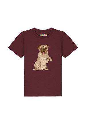 T-shirt pour enfants couleur bordeaux avec un dessin de carlin assis, langue sortie, et une patte levée au centre devant.